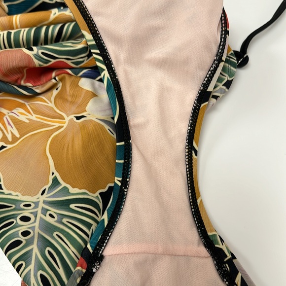 Hurley swimsuit size xs floral pattern - Picture 5 of 6